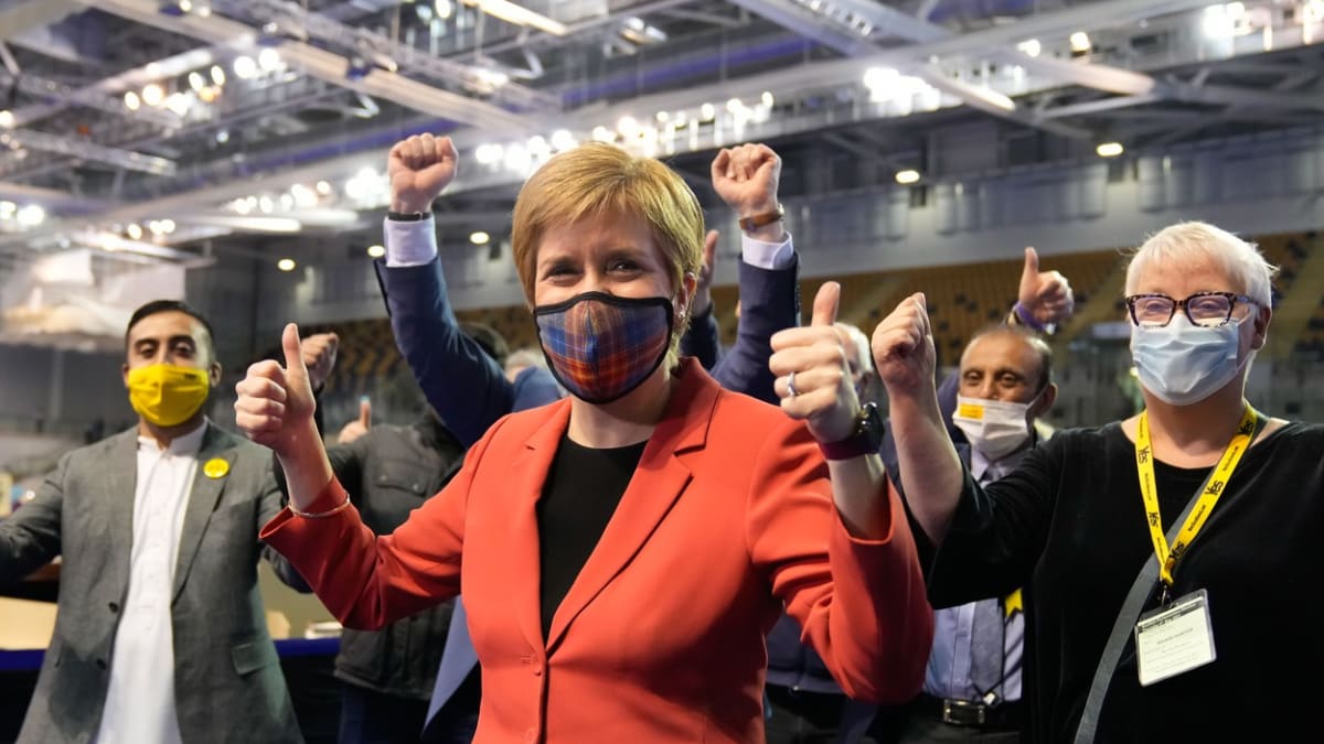 Skotská první ministryně Nicola Sturgeonová míří se Skotskou národní stranou (SNP) k vítězství v místních volbách. Ve hře je otázka referenda o nezávislost.