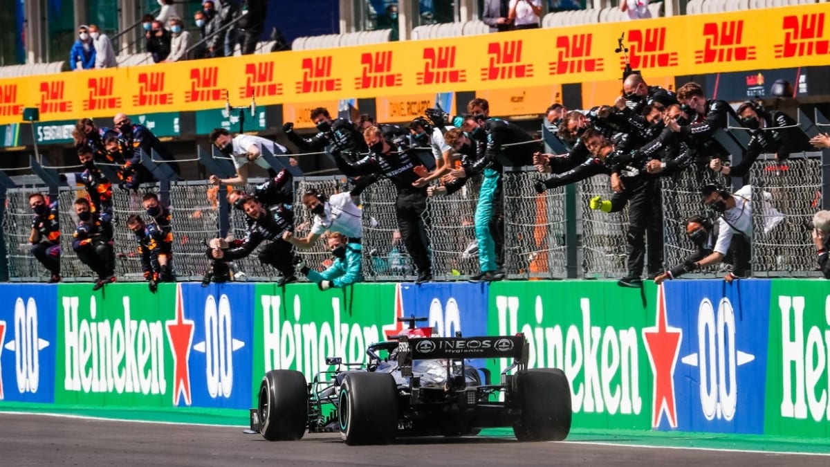 Lewis Hamilton si při Velké ceně Portugalska připsal už 97. vítězství ve formuli 1 v kariéře.