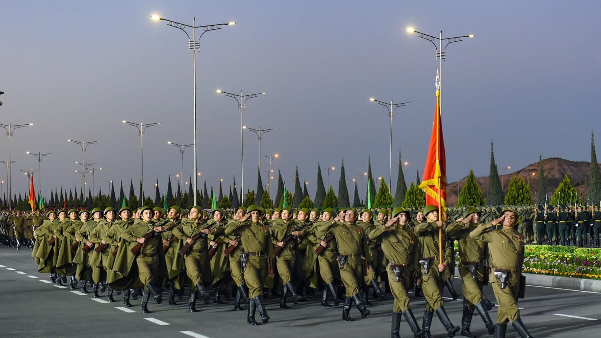 Takto slavili Turkmeni Den vítězství v loňském roce. I letos při něm váleční veteráni dostanou od prezidenta dary. Ty si však musí zaplatit.
