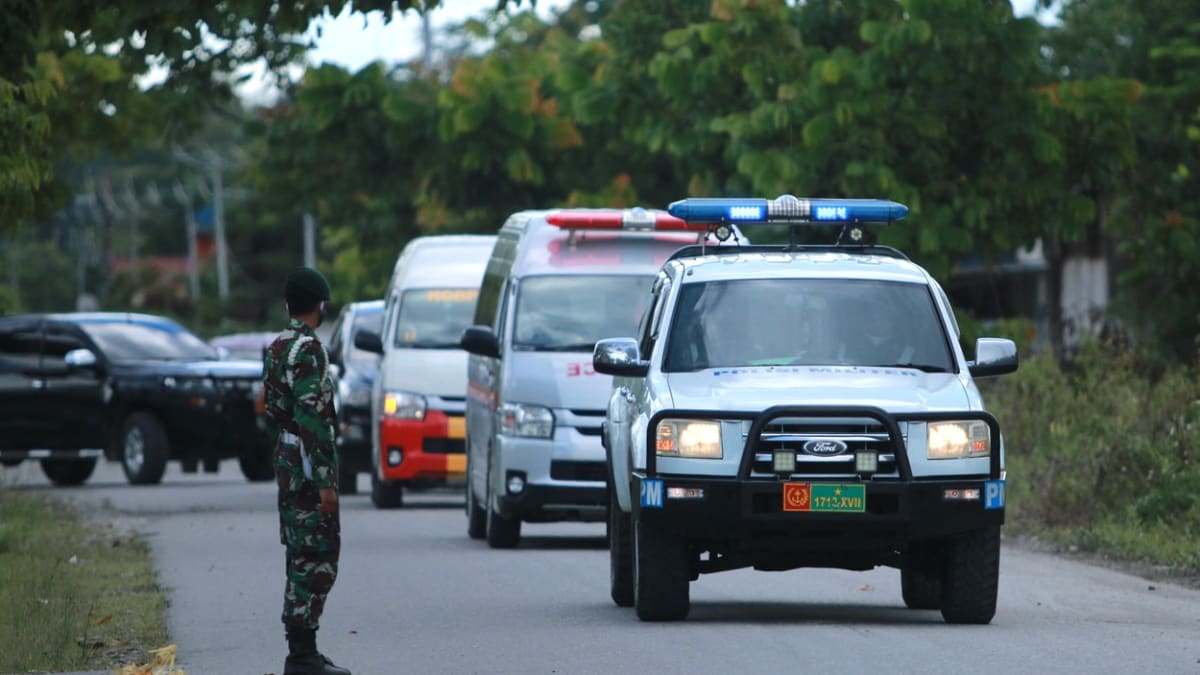 Armádní konvoj převáží ostatky generála, kterého zabili indonéští separatisté.