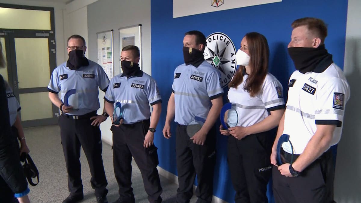Pětice policistů si převzala ocenění za svůj hrdinský čin u požáru pelhřimovské ubytovny.
