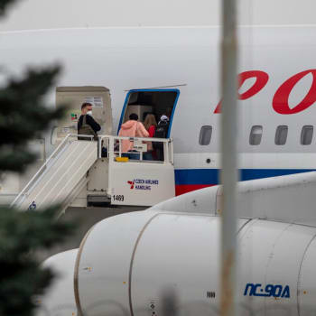 Ruští diplomaté opouštějí Českou republiku.