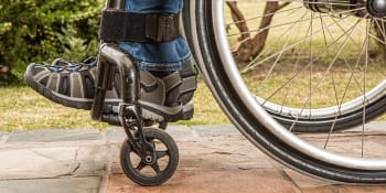 Lupiči uškrtili bezmocného farmáře na vozíku. Ochrnul po útoku před 20 lety