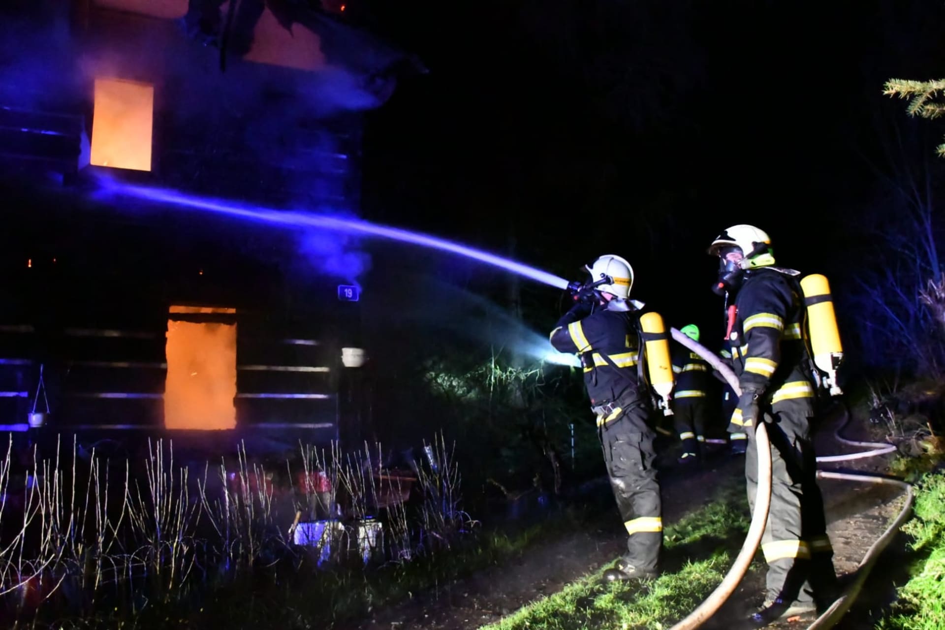 V Lesné na okraji Děčína v noci hořela rozlehlá chata.