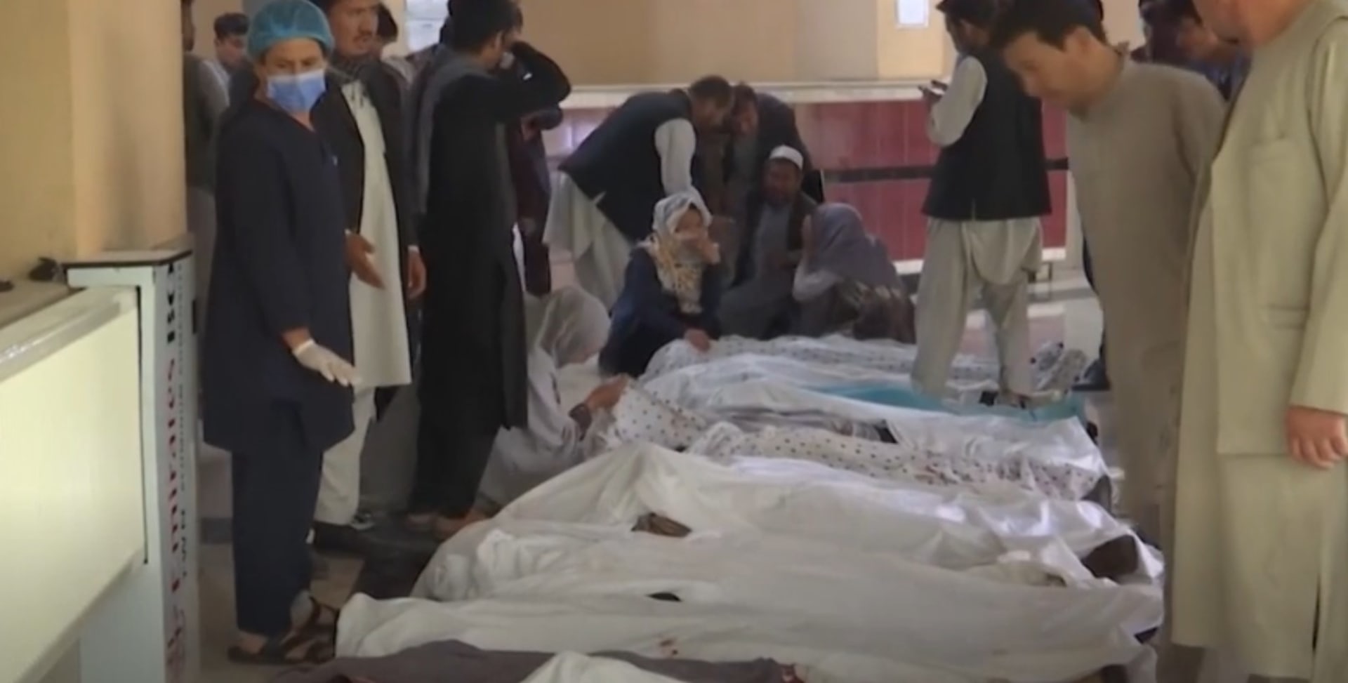 Při několika explozích v blízkosti školy v západní části afghánské metropole Kábulu zemřelo nejméně 40 lidí.