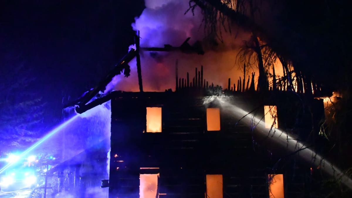 V Lesné na okraji Děčína v noci hořela rozlehlá chata