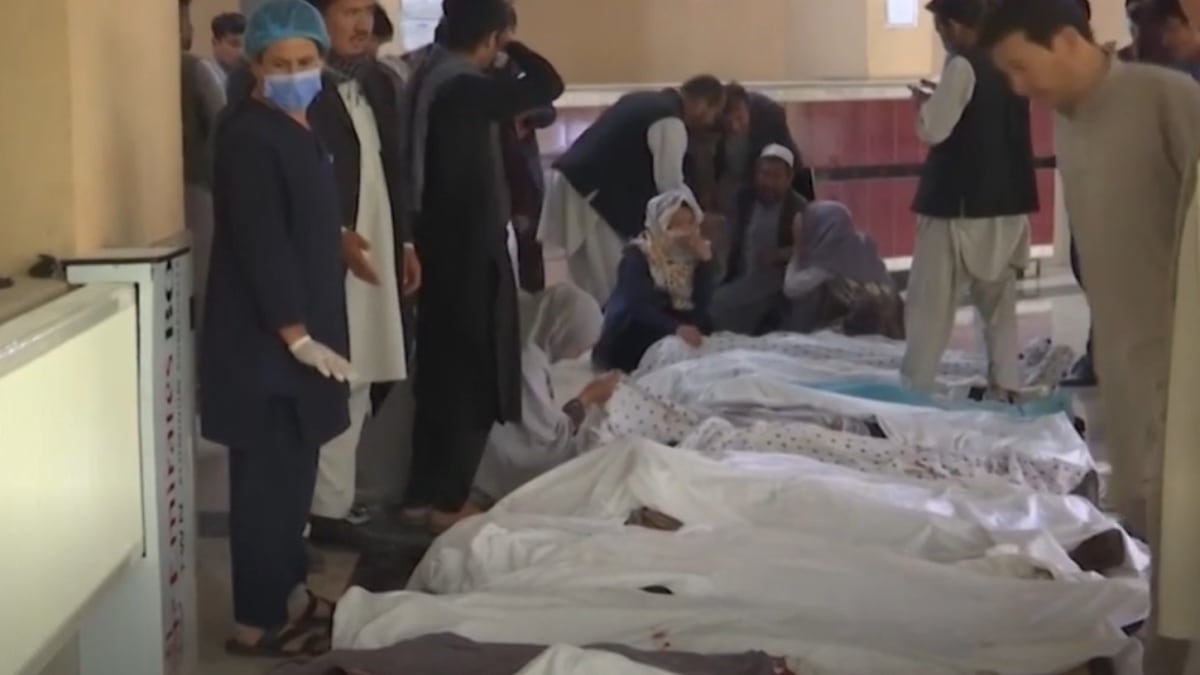 Při několika explozích v blízkosti školy v západní části afghánské metropole Kábulu zemřelo nejméně 40 lidí.