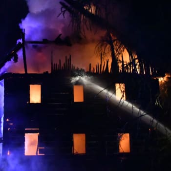 V Lesné na okraji Děčína v noci hořela rozlehlá chata