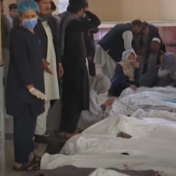 Při explozích v blízkosti školy v západní části afghánské metropole Kábul zemřelo podle agentury Reuters nejméně 85 lidí.