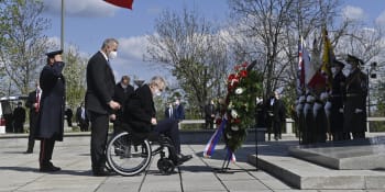Politici si na Vítkově připomněli 76 let od konce války. Zeman dorazil na vozíku