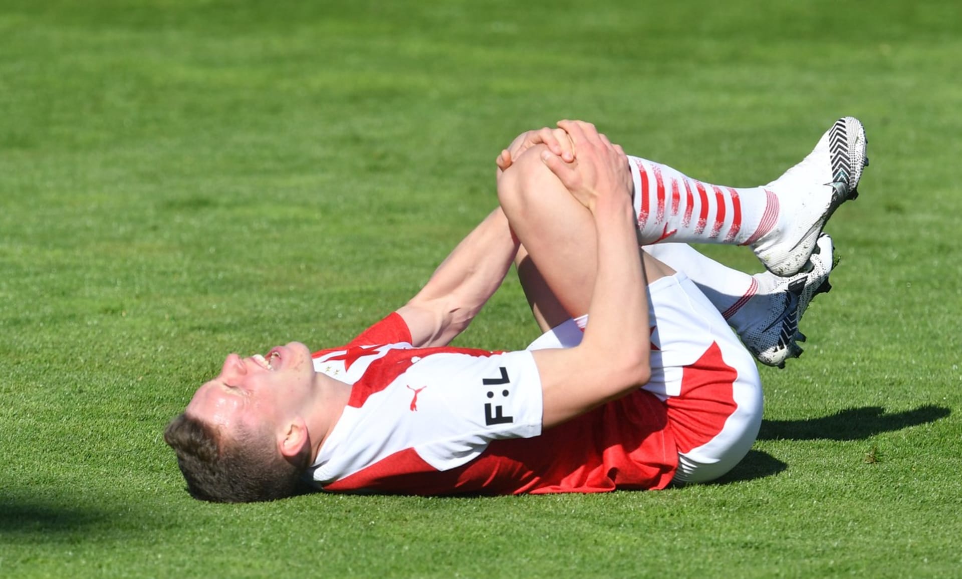 Lukáš Provod opouštěl hřiště v Olomouci v bolestech. Poranil si koleno a hrozí, že bude reprezentaci chybět na mistrovství Evropy.