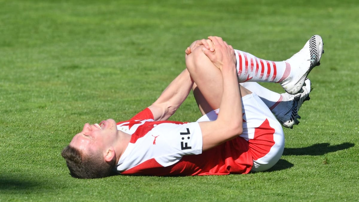 Lukáš Provod opouštěl hřiště v Olomouci v bolestech. Poranil si koleno a hrozí, že bude reprezentaci chybět na mistrovství Evropy.
