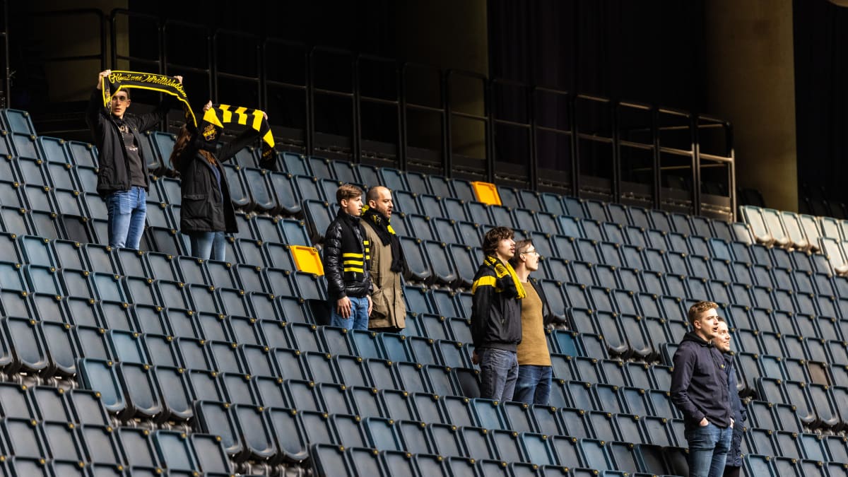 Ve Švédsku zatím může na stadion jen osm fanoušků. Tábor AIK Stockholm se rozhodl protestovat v nákupním centru. 