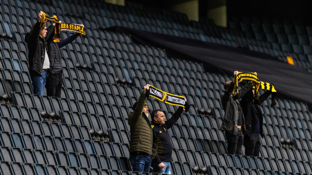 Fanoušci AIK Stockholm při zápasu s Elfsborgem.