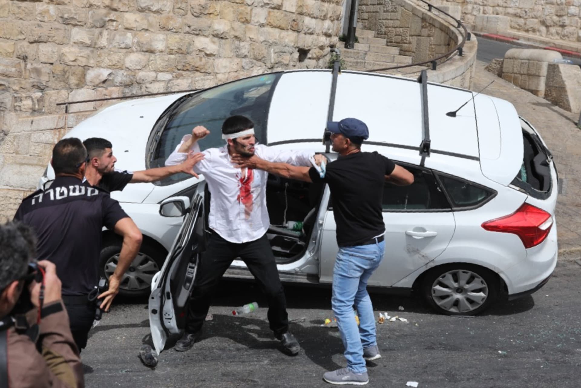 Dramatický moment v Jeruzalémě: Palestinci napadli izraelského řidiče, ten do nich najel autem