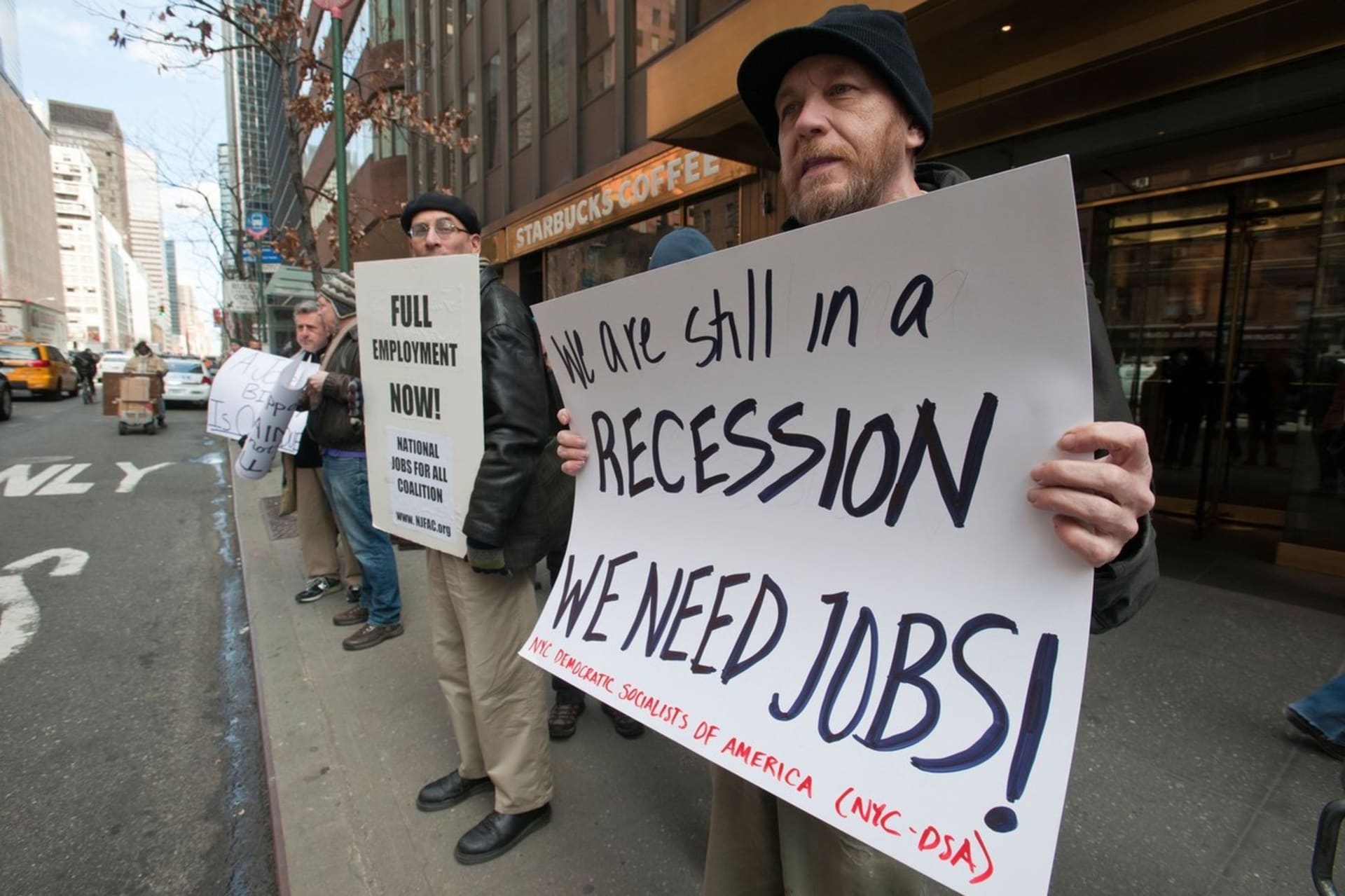 Míra nezaměstnanosti se v USA v dubnu mírně zvýšila na 6,1 procenta. Meziročně však klesla téměř o devět procentních bodů.