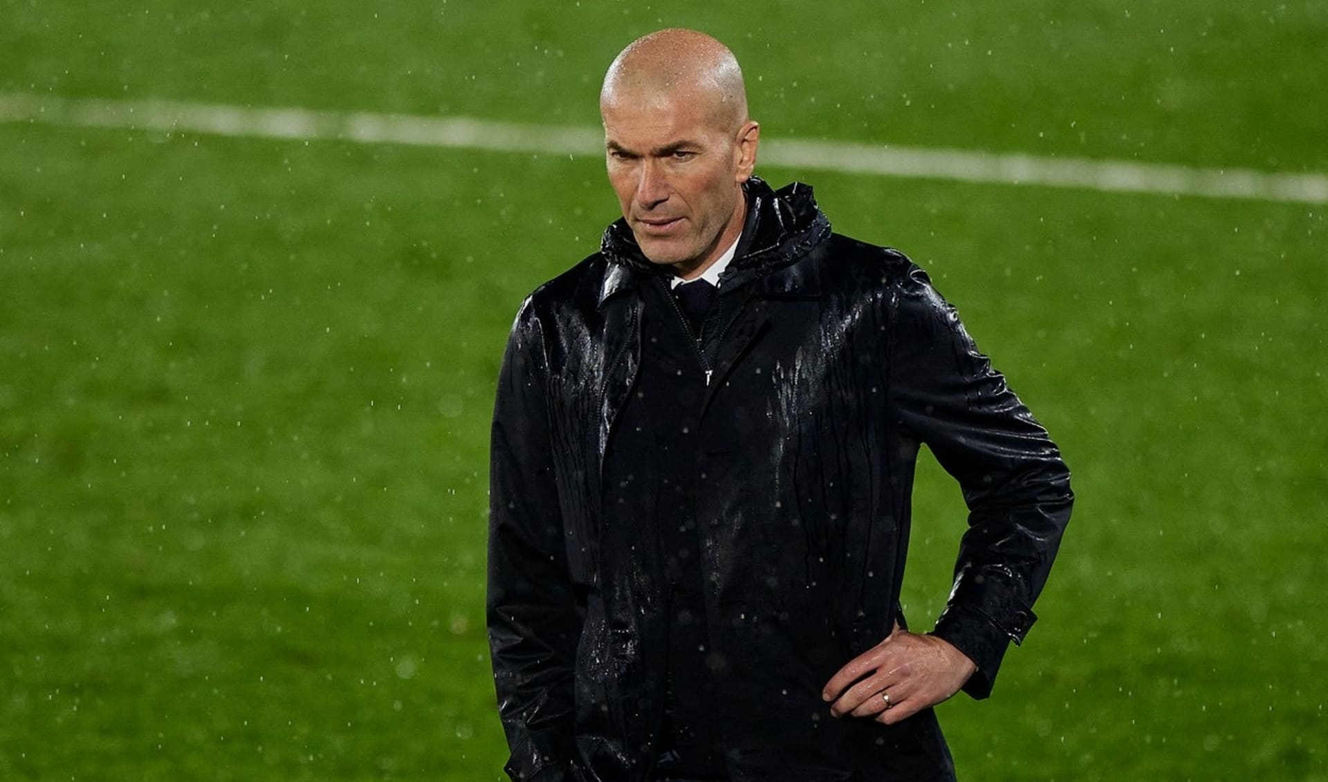 Trenér Realu Madrid Zinédine Zidane nebyl po utkání se Sevillou spokojený s verdikty rozhodčího.