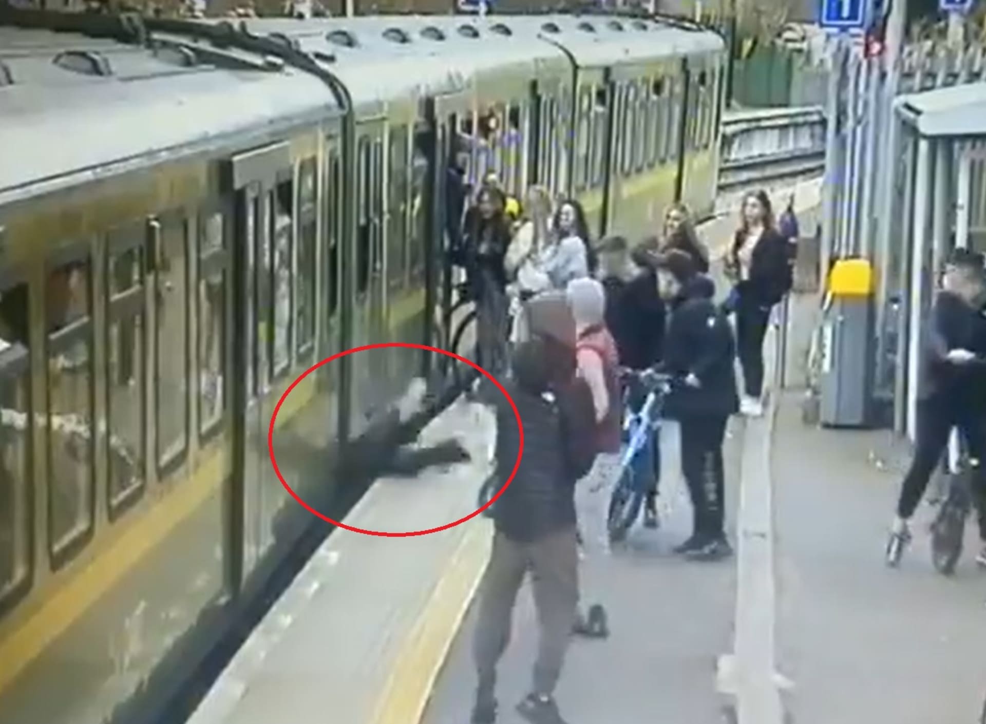 Parta chuligánů v Dublinu shodila dívku pod stojící vlak.