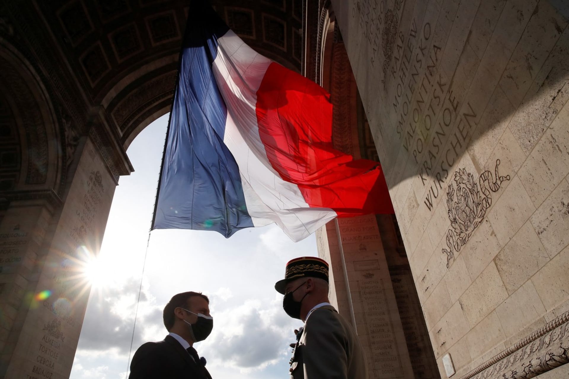 Francouzský prezident Emmanuel Macron se v sobotu účastnil slavnostní ceremonie při 76. výročí konce 2. světové války. Na snímku hovoří s generálem Françoisem Lecointrem, hlavním velitelem francouzské armády. 