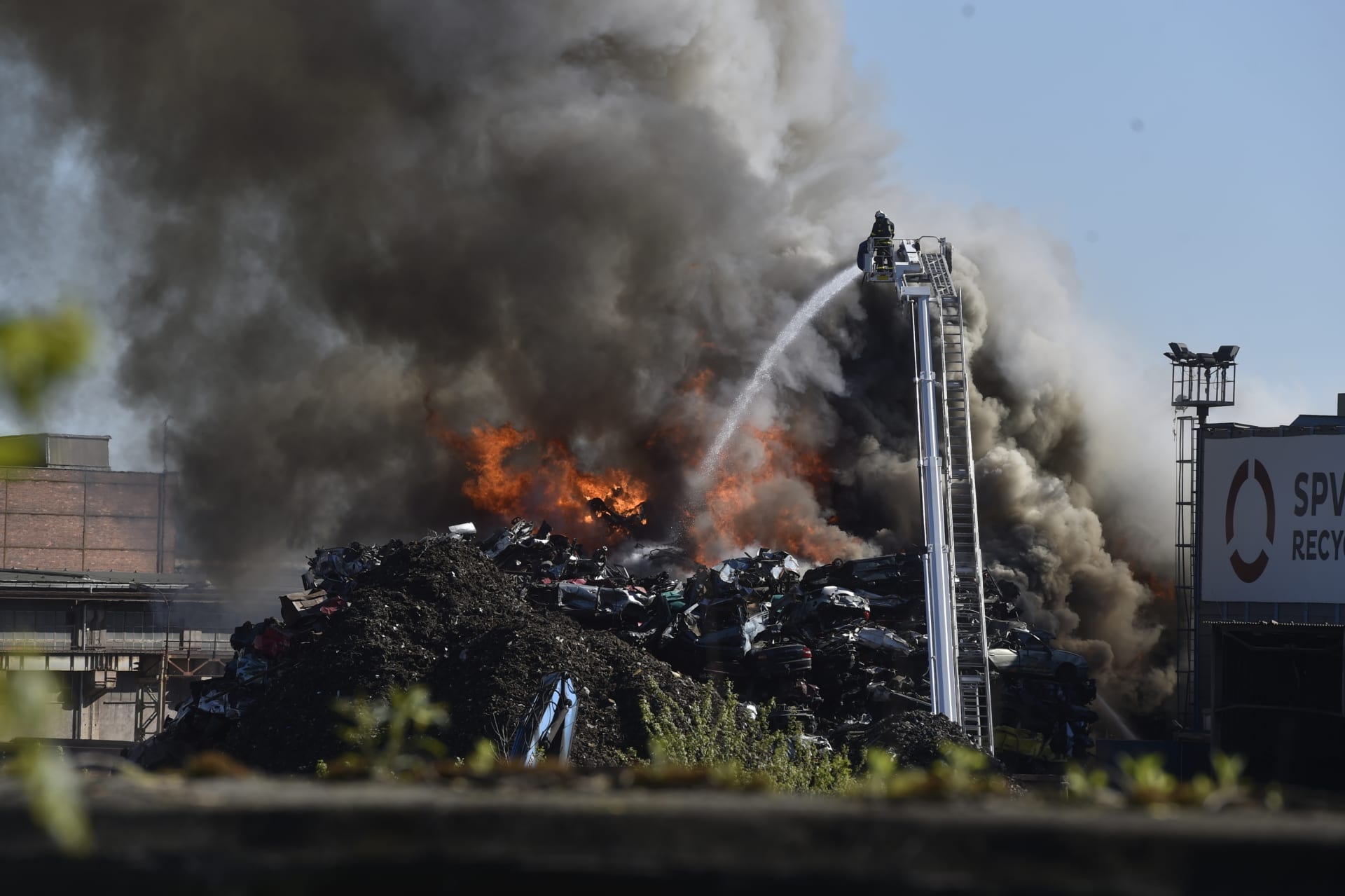 Požár autovrakoviště likvidují od rána hasiči v Ostravě.