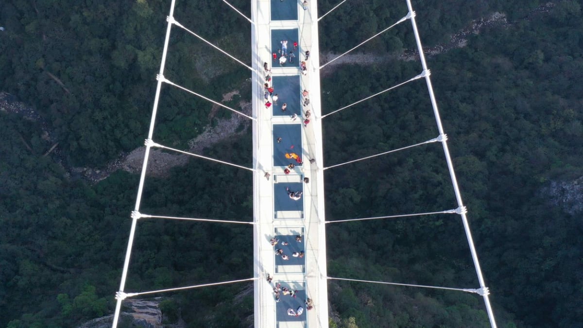 Skleněné mosty jsou v Číně oblíbenou atrakcí, procházka po nich ale nepatří mezi stroprocentně bezpečné aktivity. (Ilustrační snímek)