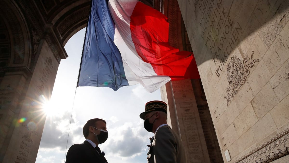 Elysejský palác už rok používá poněkud změněnou francouzskou vlajku. (Ilustrační foto)