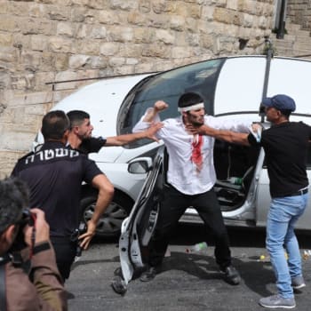 Dramatický moment v Jeruzalémě: Palestinci napadli izraelského řidiče, ten do nich najel autem