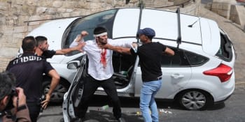 Palestinci napadli izraelského řidiče, ten do nich najel autem. Policista musel střílet
