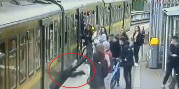 Drsné záběry z Dublinu. Parta chuligánů shodila dívku pod vlak, nikdo jí nepomohl