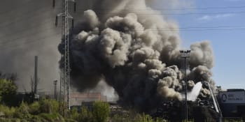 V Ostravě hořelo 1500 tun vraků, na místě zasahovala stovka hasičů
