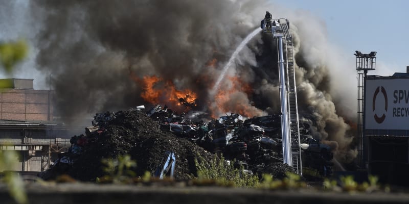 Požár autovrakoviště likvidují od rána hasiči v Ostravě.