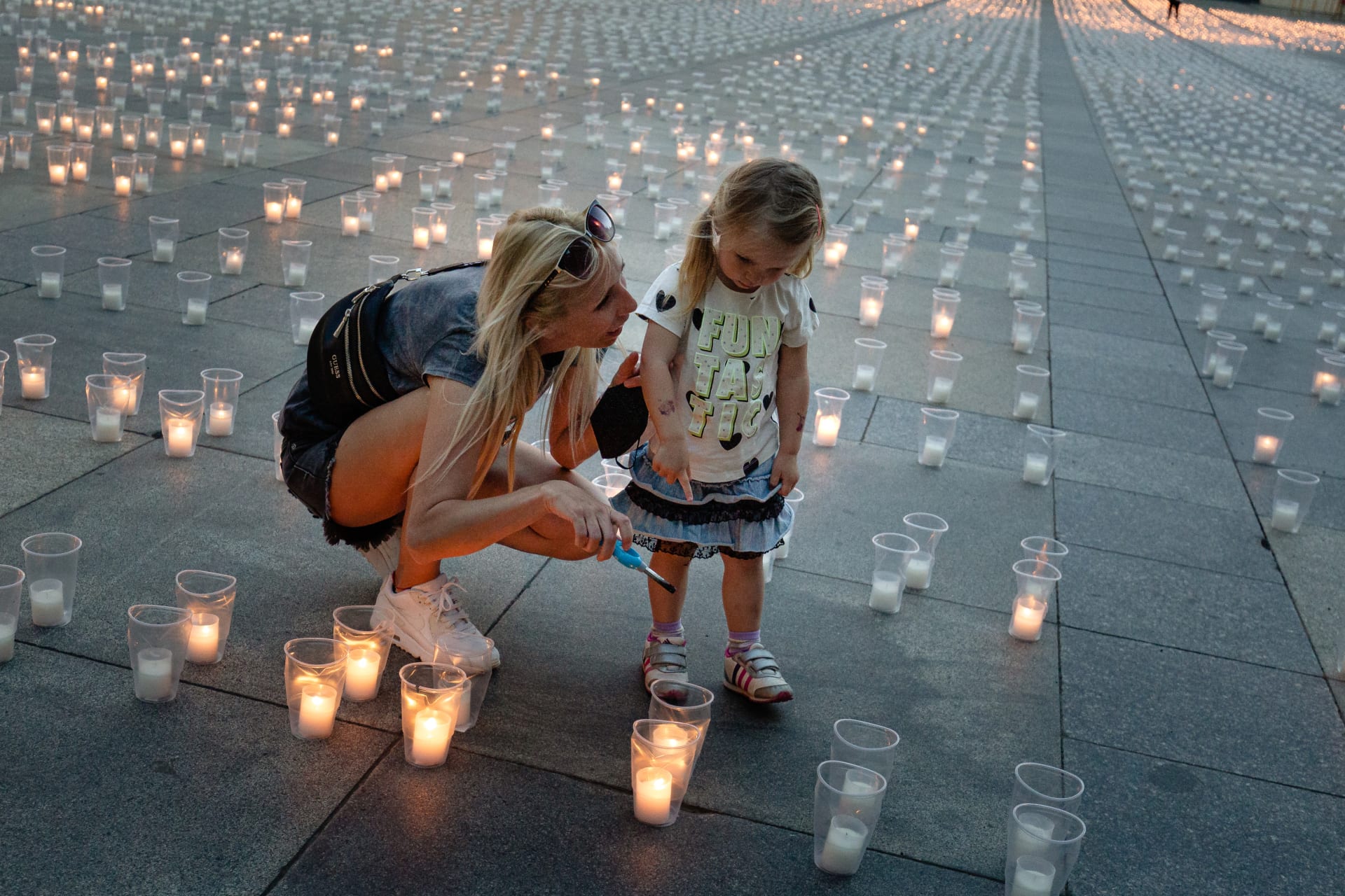 Na Pražském hradě podobná pieta proběhla v květnu. Prezident Miloš Zeman uctil památku takřka 30 tisíc obětí pandemie. Za čajové svíčky v plastových kelímcích však sklidil také kritiku.