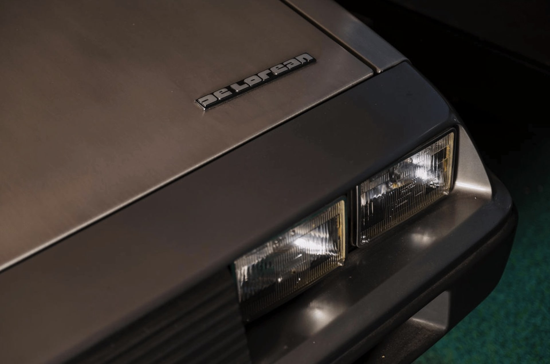 DeLorean DMC 12 s nízkým nájezdem jde do aukce.