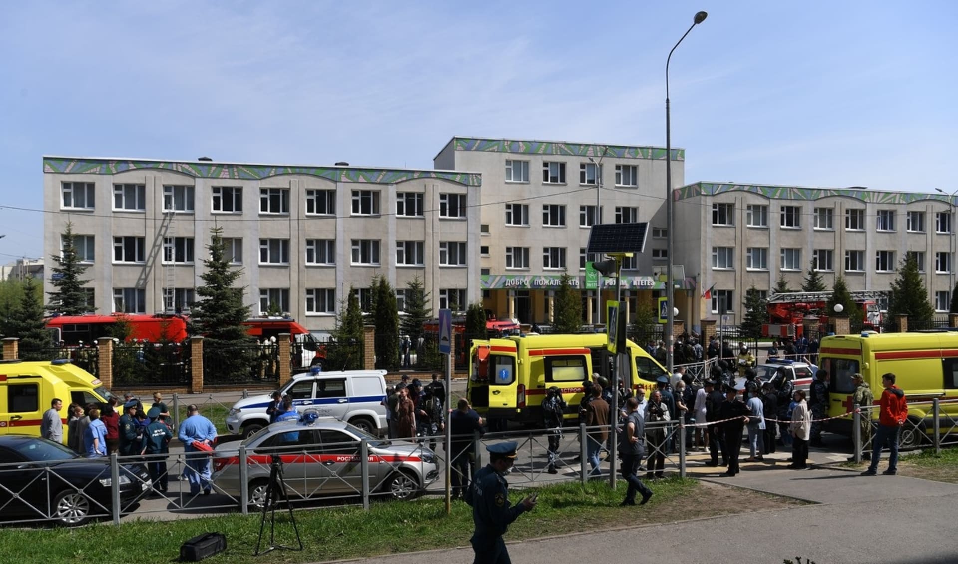 Ozbrojený útočník Ilnaz Guljavijev, který v úterý dopoledne rozpoutal střelbu ve škole, se měl krátce před útokem procházet s brokovnicí po ulicích Kazaně. 