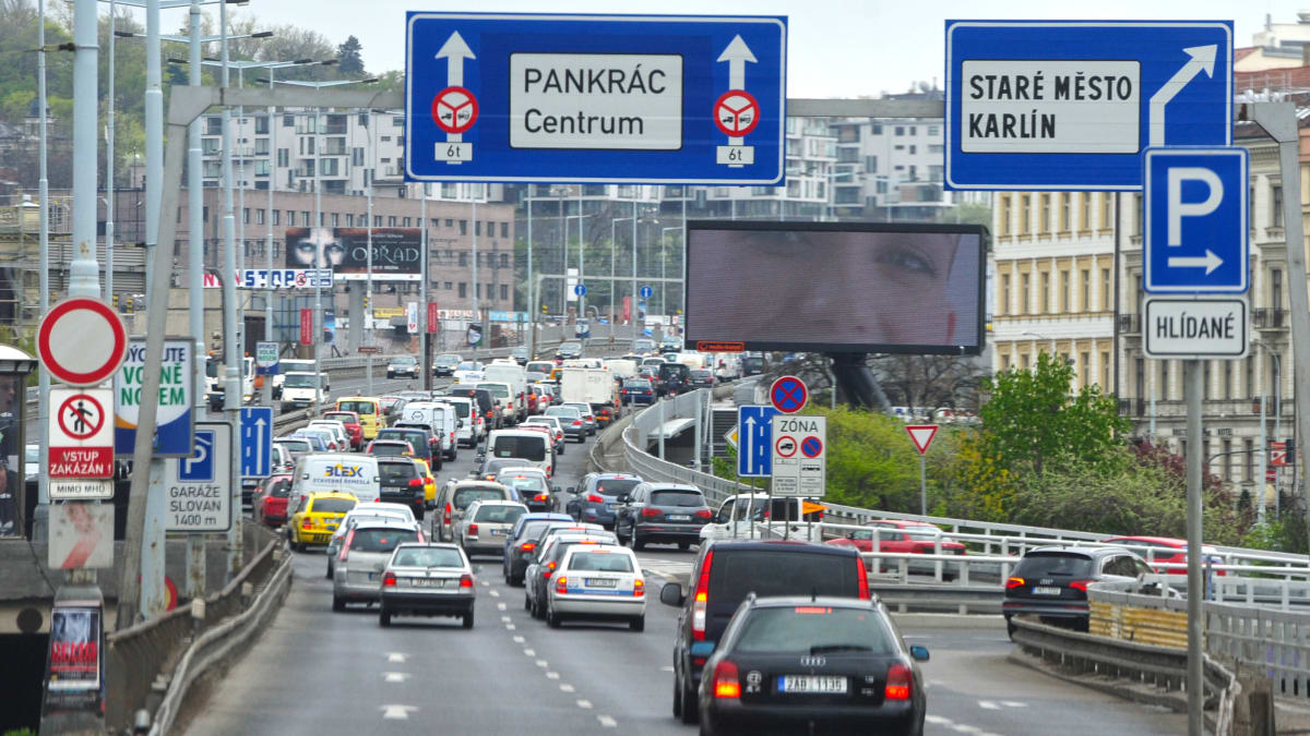 Na pražských silnicích se pravidelně tvoří zácpy.