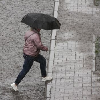 Ve středu se na některých místech Česka očekává vydatný déšť, hrozí i povodně. (Ilustrační foto)