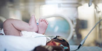 Neuvěřitelná náhoda: Jednovaječná dvojčata porodila syny ve stejný den v jedné nemocnici
