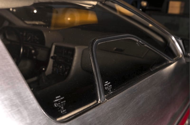 DeLorean DMC 12 s nízkým nájezdem jde do aukce.