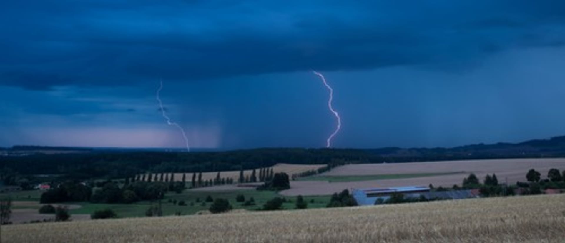 Bouřka doprovázená silným deštěm (autor: Michal Sváček/Mafra)