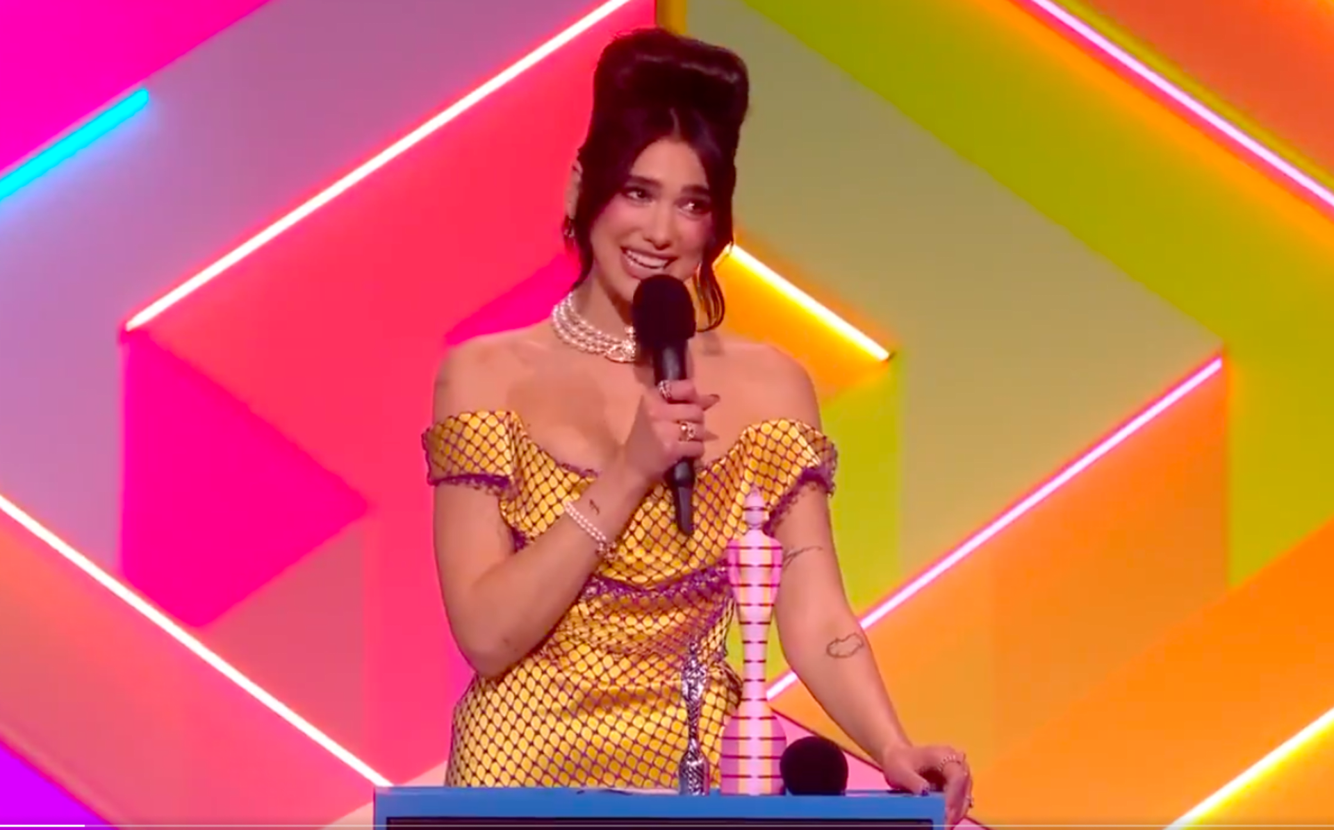Hudební ceny Brit Awards letos ovládla zpěvačka Dua Lipa. 