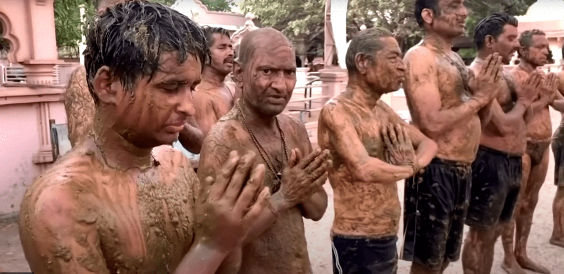 Indové zkoušejí v boji proti koronaviru kravský trus a moč. Potírají jím svá těla. (Foto: YouTube)