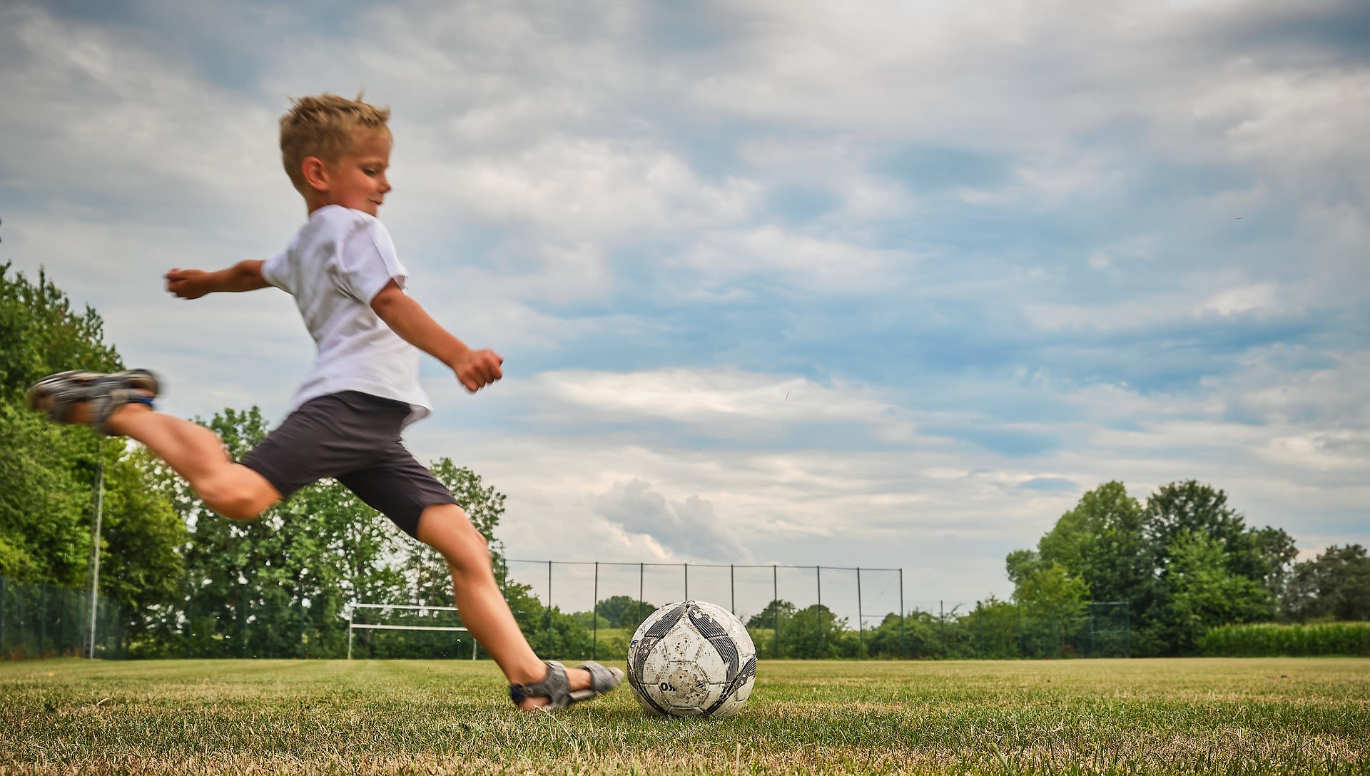 Devítiletý chlapec Jordan Banks fotbal miloval. Ilustrační foto.