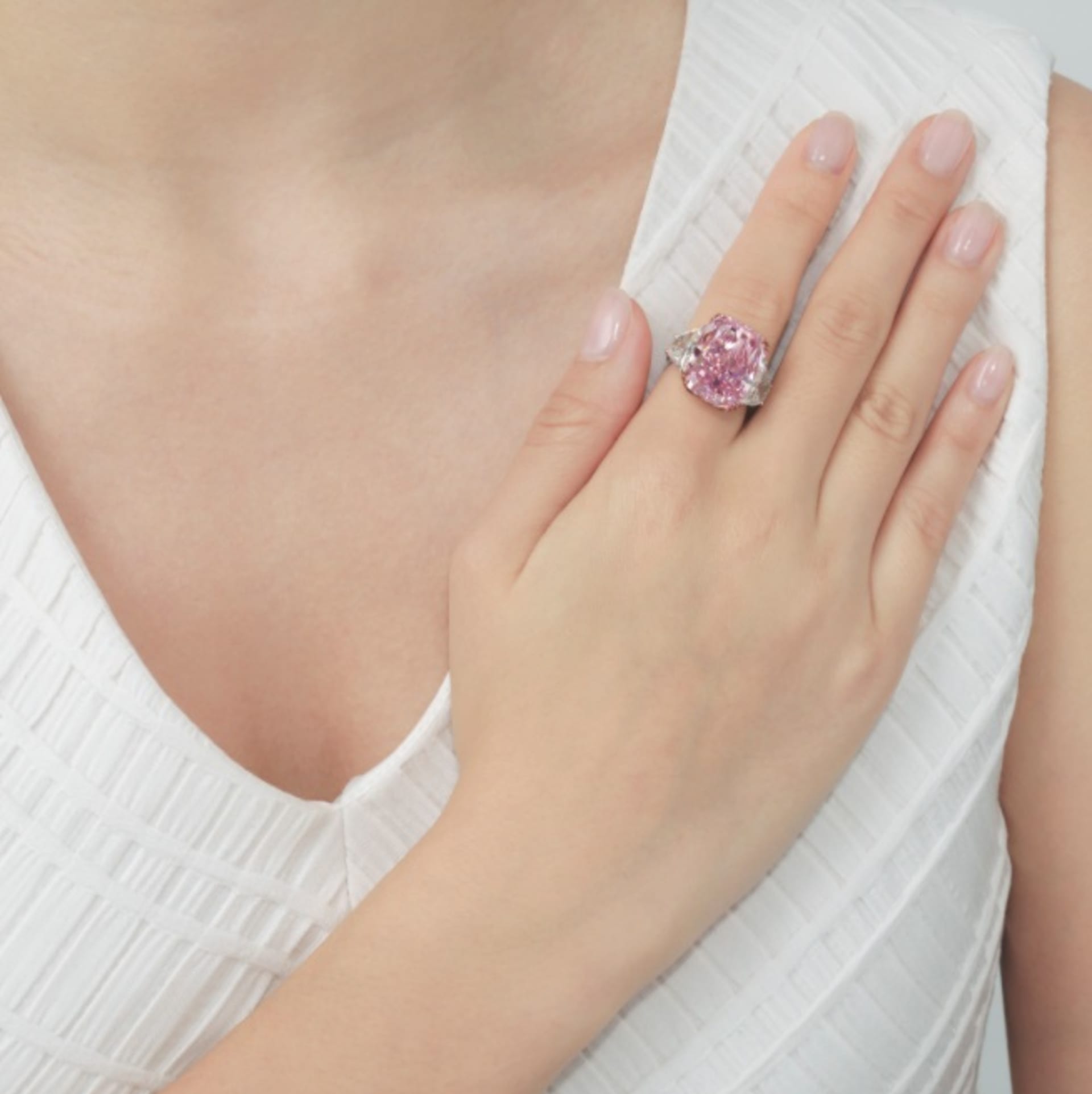 Diamant Sakura je umístěn na platinovém jednoduchém platinovém prstenu. (autor: aukční síň Christie's)