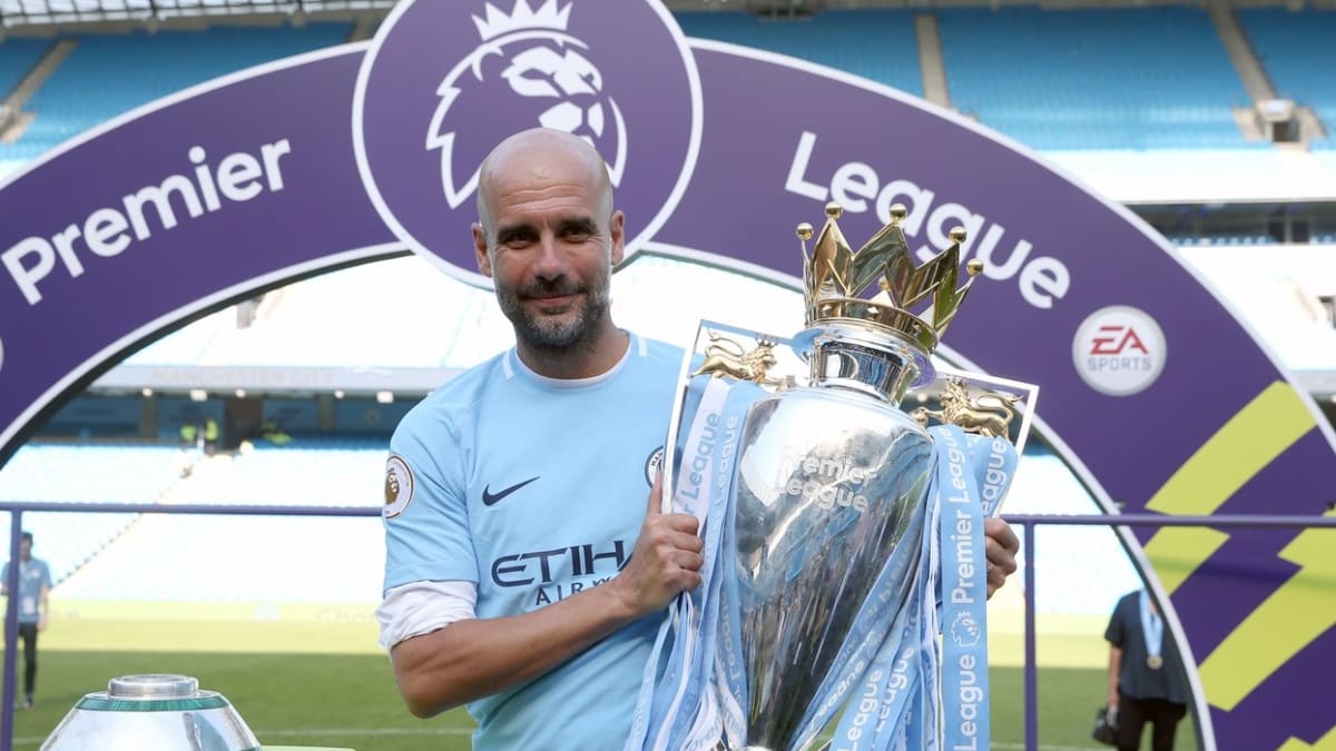 Trenérský mág Pep Guardiola rozšířil svoji početnou sbírku trofejí. S Manchesterem City potřetí vyhrál Premier League.
