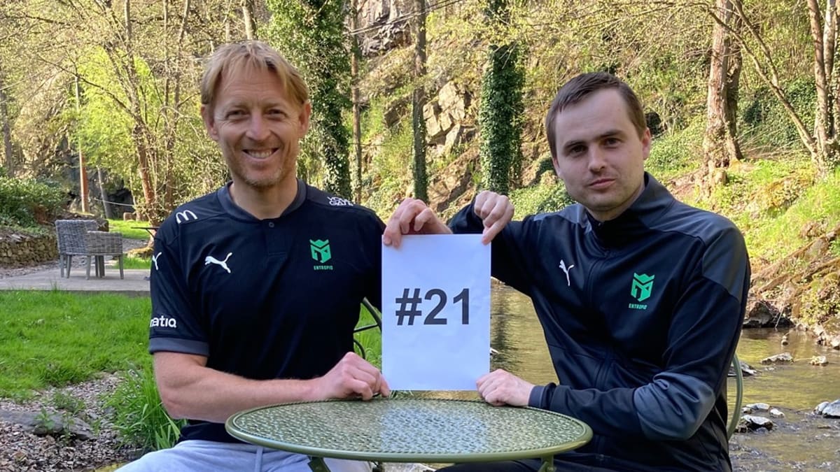 Pro Karla Janečka (vlevo) má číslo 21 velkou symboliku. Na fotografii s Martinem Kabrhelem s číslem 21, které značí současnou pozici esportového týmu Entopiq ve světovém žebříčku.