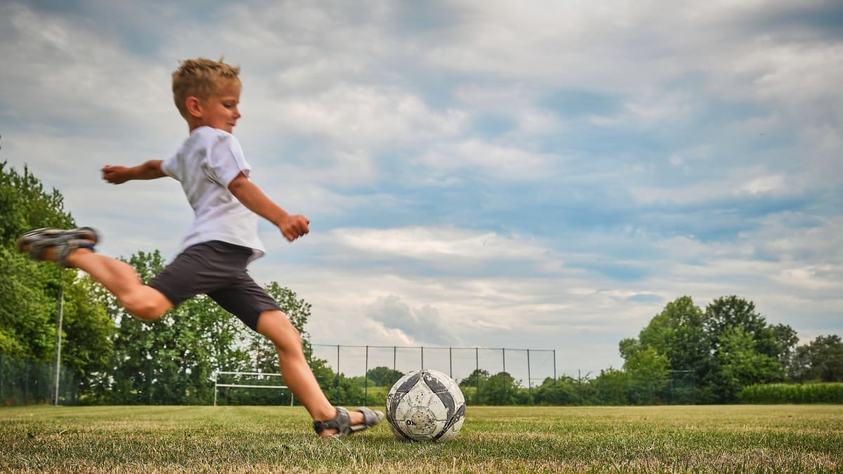 Devítiletý chlapec Jordan Banks fotbal miloval. Ilustrační foto.