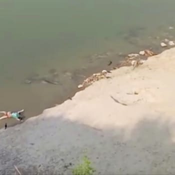 Mrtvá těla ležící na břehu Gangy v Indii