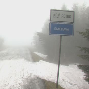 Zasněžená silnice v Jizerských horách. 