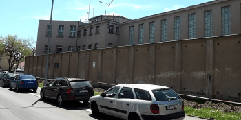Běsnění trestance v Hradci dopadlo fatálně. Útoků ve věznicích jsou ročně stovky
