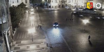 Opilý řidič zaparkoval před Pražským orlojem. Jsem zápasník, snažil se strašit policisty